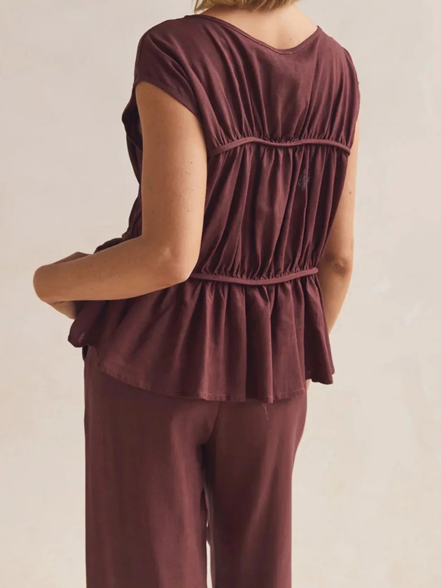 Dámský top s nařasenými rukávy a peplum lemem