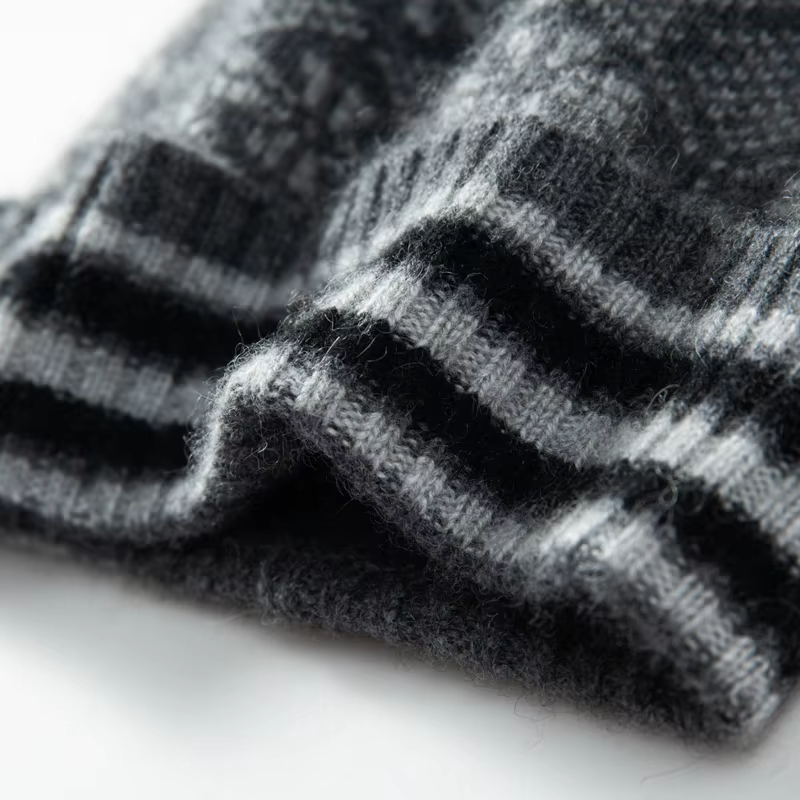 Čepice s bambulí z kašmíru Fair Isle